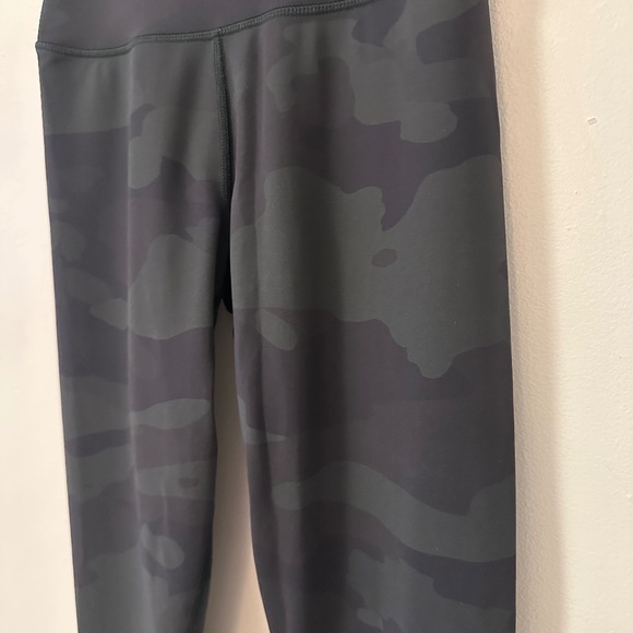 Alo Yoga Black and Gray Camo High Waist Leggings | Size XS - Picture 5 of 11